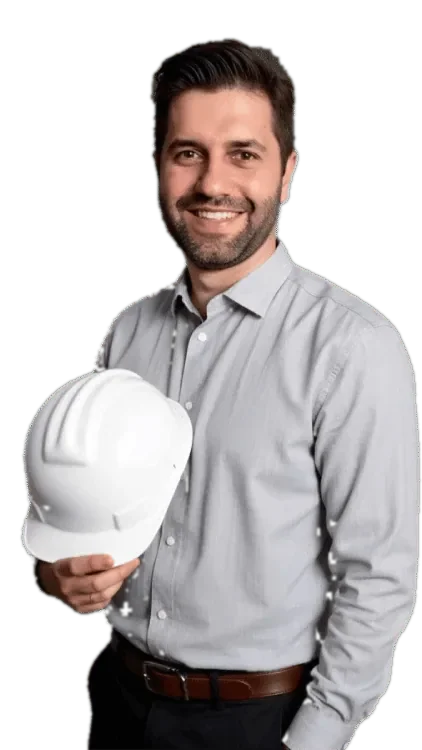 David Grubba, engenheiro civil e professor do Asfalto PRO, segurando um capacete de obra